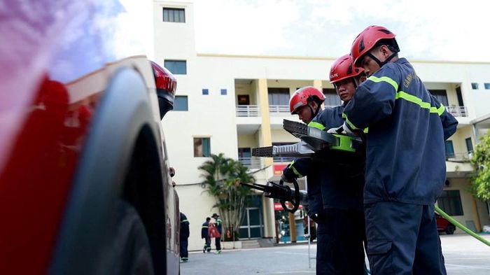 Lực lượng PCCC và CNCH kiểm tra, chuẩn bị phương tiện, sẵn sàng ứng phó sự cố trong dịp nghỉ lễ