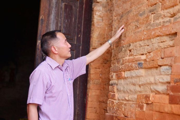 Những viên gạch được xếp chồng lên nhau gần như không nhìn thấy mạch vữa
