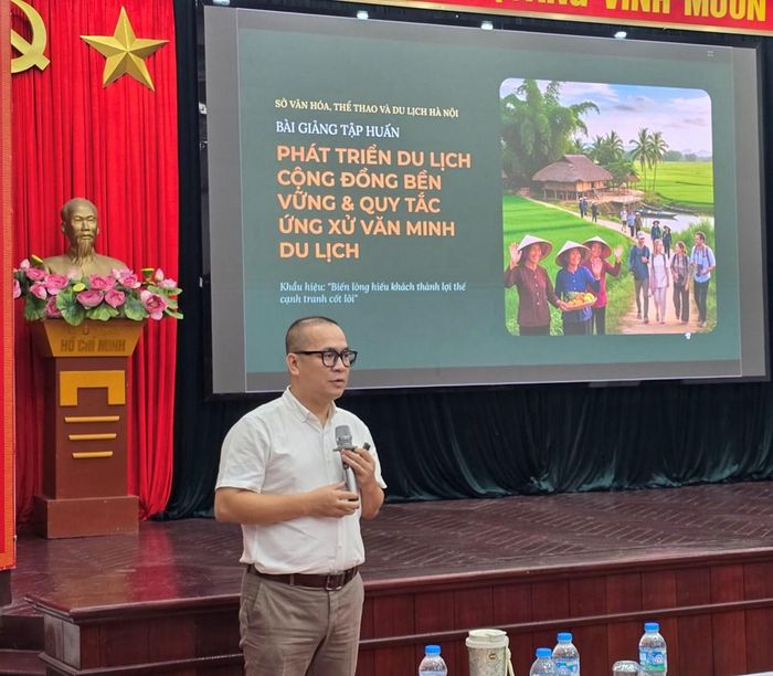 PGS.TS Phạm Hồng Long, Chủ tịch Hội đồng Khoa học và Đào tạo, Khoa Du lịch học, Trường Đại học Khoa học Xã hội và Nhân văn Hà Nội trình bày về phát triển du lịch cộng đồng bền vững và các quy tắc ứng xử văn minh du lịch