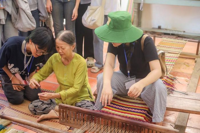 Các bạn trẻ tham gia chương trình đào tạo lãnh đạo trẻ trong khuôn khổ dự án “Thúc đẩy đổi mới sáng tạo cho thanh niên và cộng đồng vì phát triển đô thị bền vững” đi thực địa tại làng nghề Hội An
