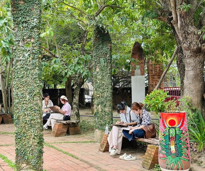 Không gian Công viên Đất nung Thanh Hà sẽ là nơi chính sản phẩm, thao tác nghề và không gian thực tế trở thành chất liệu cho buổi học sáng ngày 31.8. Ảnh: CVĐN