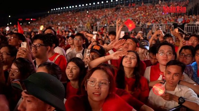 Khán giả phấn khích trước các tiết mục tại concert "Tổ quốc trong tim". Ảnh: BTC