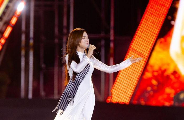 Từ những nốt nhạc đầu tiên, Hòa Minzy đã khóc