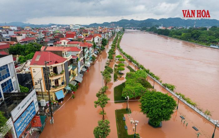 Khu vực ven sông bị ngập trong dòng nước lũ