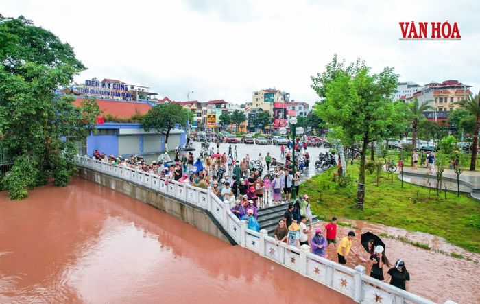 Người dân tụ tập gần khu vực nước lũ, tiềm ẩn nguy cơ mất an toàn