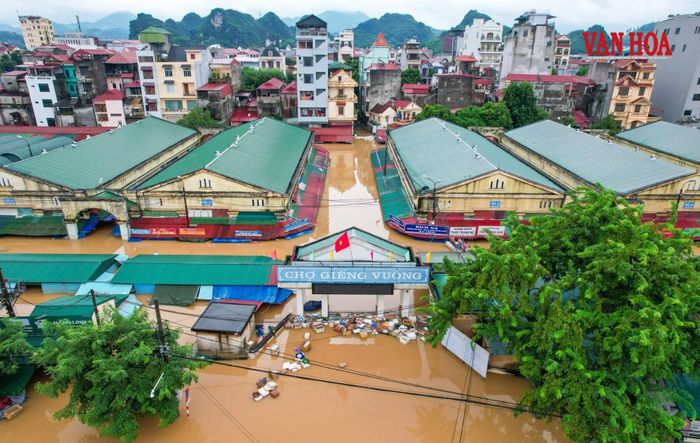 Theo báo cáo, mưa lũ cũng gây thiệt hại trên nhiều lĩnh vực, với 1 người chết, 1.466 nhà ở và công trình phụ trợ bị ảnh hưởng, cùng hơn 1.130ha cây trồng chịu tác động. Khoảng 500 điểm giao thông xảy ra sạt lở, ngập úng, trong khi khoảng 1.300 hộ kinh doanh tại các chợ bị ảnh hưởng bởi tình trạng nước dâng và mưa lớn kéo dài