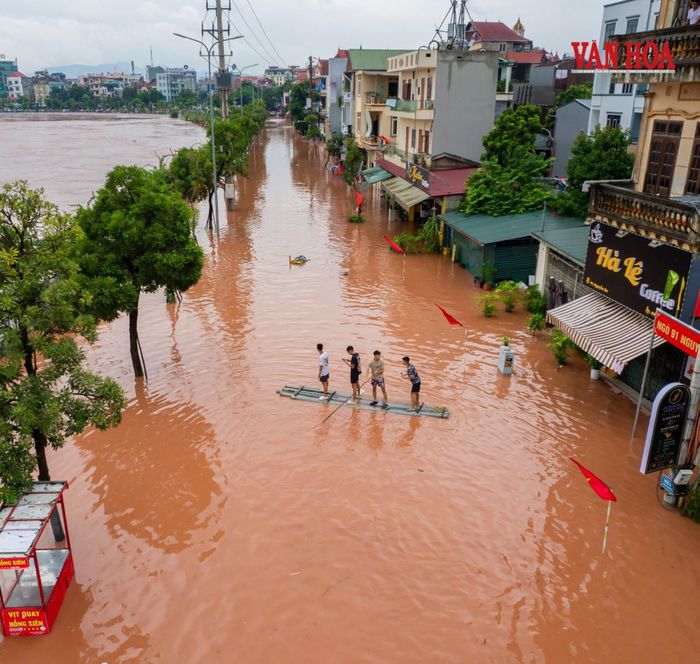 Nhiều nơi nước dâng cao khiến những khu vực thấp trũng ngập sâu, các tuyến giao thông bị tê liệt, gián đoạn