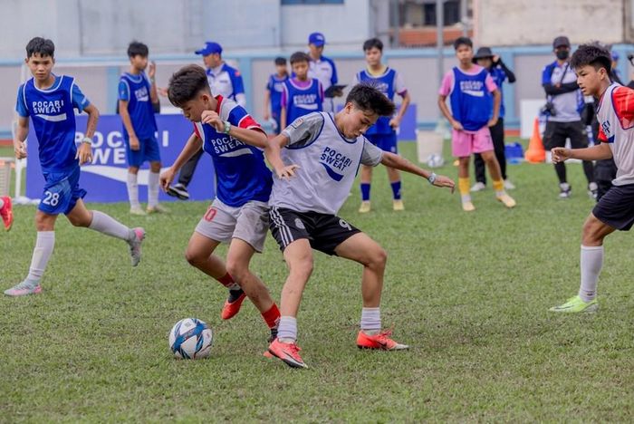 Dù thời tiết nắng nóng, các cầu thủ vẫn nỗ lực hoàn thành yêu cầu từ Ban chuyên môn