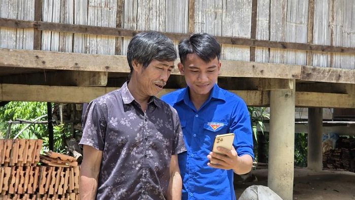 Tổ Công nghệ số cộng đồng hướng dẫn người dân tiếp cận các tiện ích số