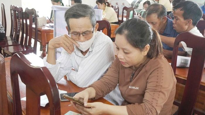 Chuyển đổi số đang từng bước đến gần người dân ở các thôn, tổ dân phố