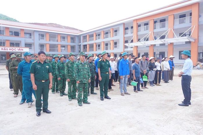 Các lực lượng cùng người dân xã Núa Ngam chung tay góp phần tạo diện mạo sạch đẹp, khang trang cho ngôi trường trước ngày khai giảng
