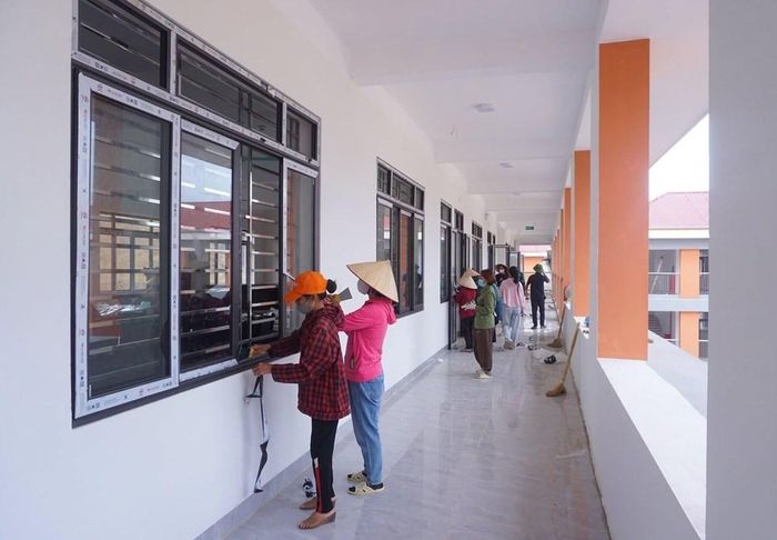 Các lực lượng cùng chung tay dọn dẹp hành lang, phòng học, chuẩn bị đón học sinh bước vào năm học mới