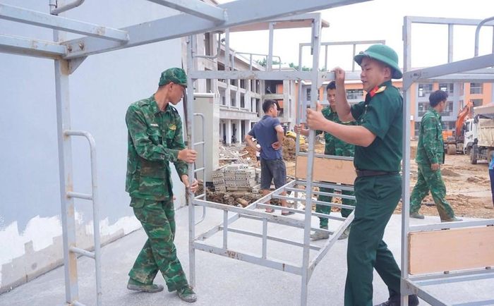 Cán bộ, chiến sĩ Đồn Biên phòng Mường Nhà hỗ trợ sắp xếp cơ sở vật chất tại trường trước ngày khai giảng