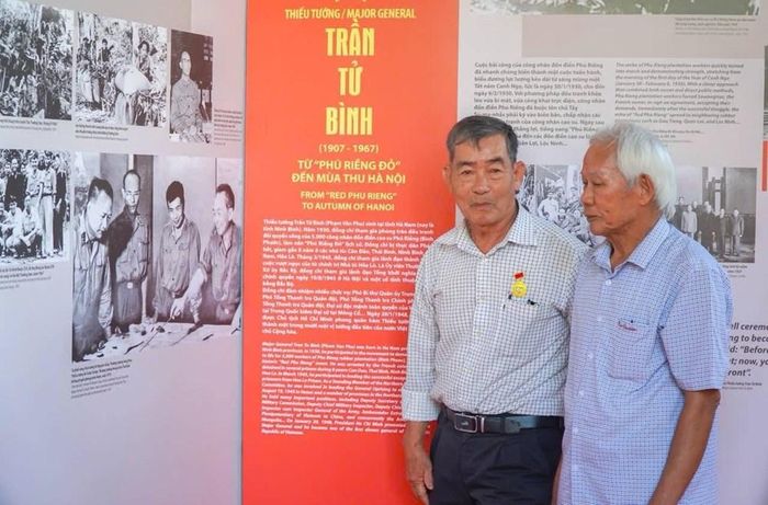 Các khách mời, đại biểu tham quan không gian trưng bày. Ảnh: BTHA