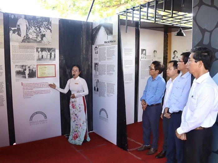 Với 30 pano trưng bày, chuyên đề “Chân trần chí thép” gồm 3 phần: “Theo dấu chân Người”, “Từ trong tù ngục” và “Chân trần chí thép”