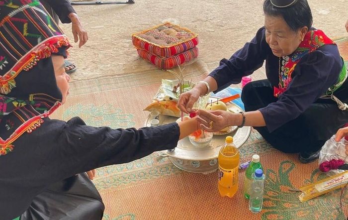 Nghi lễ buộc chỉ cổ tay của đồng bào Thái đen là nét đẹp văn hóa, gửi gắm lời chúc sức khỏe, may mắn và bình an