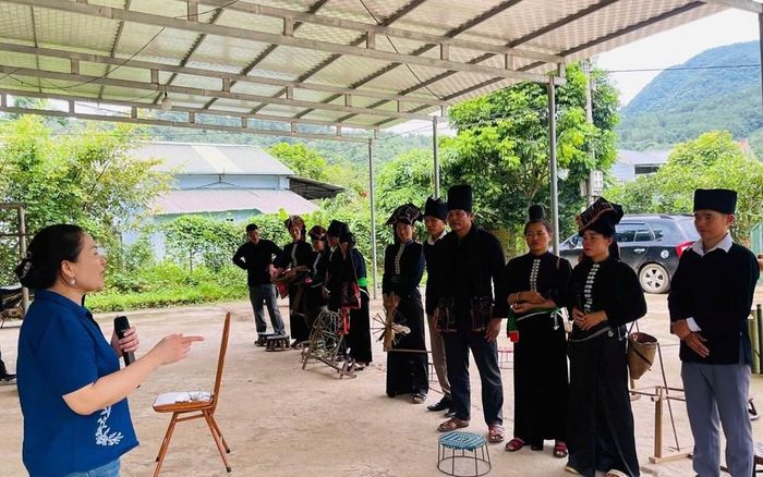Hạn Khuống là nét sinh hoạt văn hóa cộng đồng đặc sắc của đồng bào Thái đen ở Mường Giôn, gắn với những làn điệu khắp và hát đối đáp
