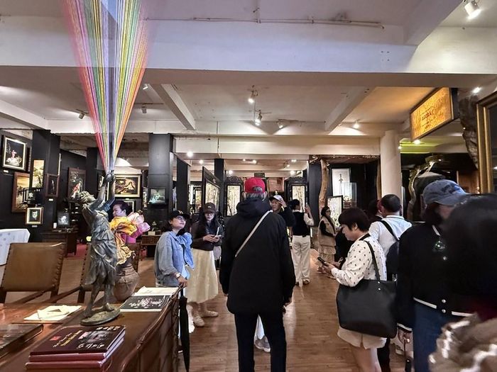 Rất đông du khách đến với XQ Sử Quán