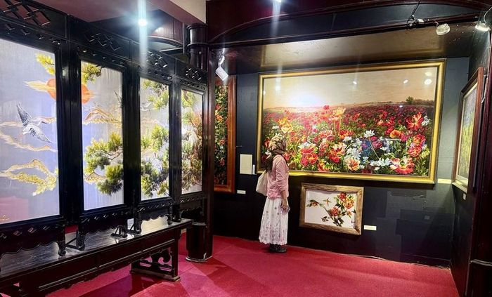 Du khách dành nhiều thời gian trải nghiệm các bức tranh thêu