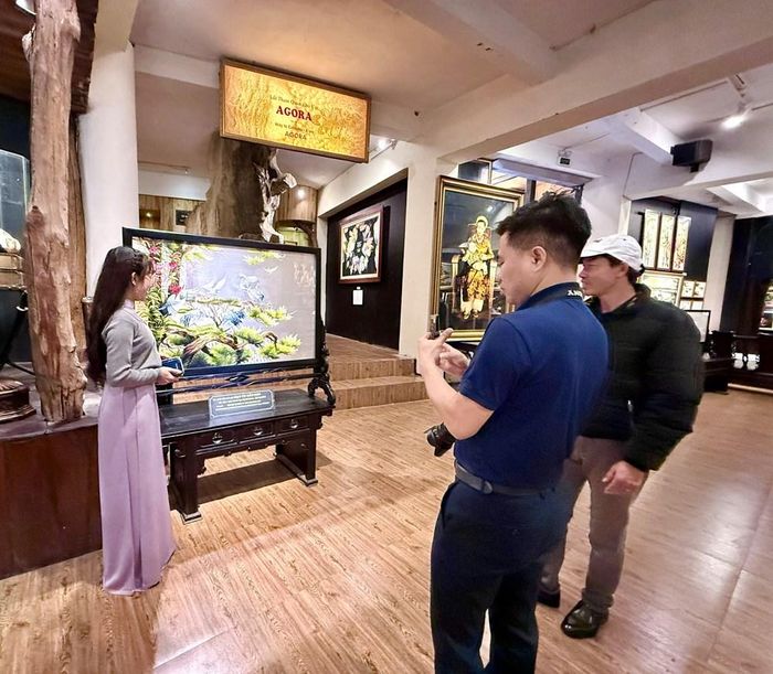Du khách được nghe thuyết trình về kỹ thuật thêu 2 mặt đầy công phu