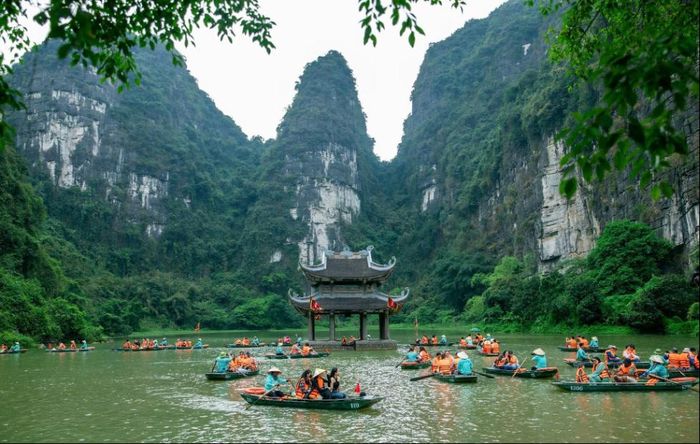 Ninh Bình là điểm đến sở hữu kho tàng danh lam thắng cảnh nổi tiếng hấp dẫn, tiêu biểu nhất là quần thể Tràng An - Bái Đính