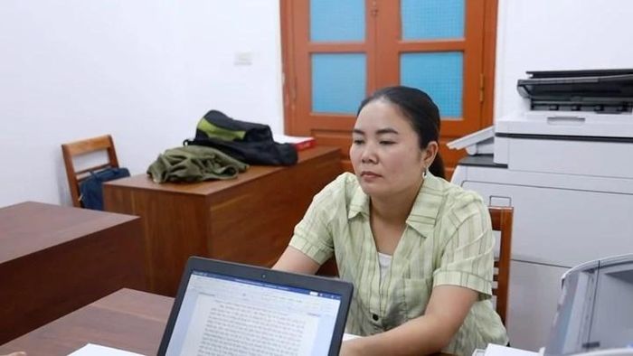 Bùi Thị Kim Tuyên (vợ Hải Sapa TV) tại cơ quan công an. Ảnh: Bộ Công an