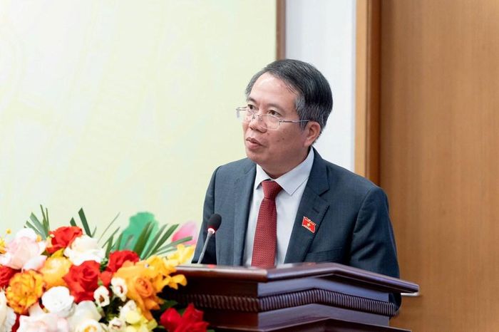 Phó Chủ nhiệm Văn phòng Quốc hội Nguyễn Văn Hiển trình bày báo cáo kết quả kỳ họp