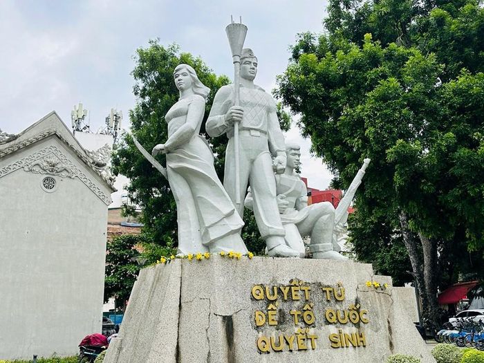 Dự kiến, vị trí mới của tượng đài là tại Trung đoàn 692, Sư đoàn Bộ binh 301, Bộ Tư lệnh Thủ đô