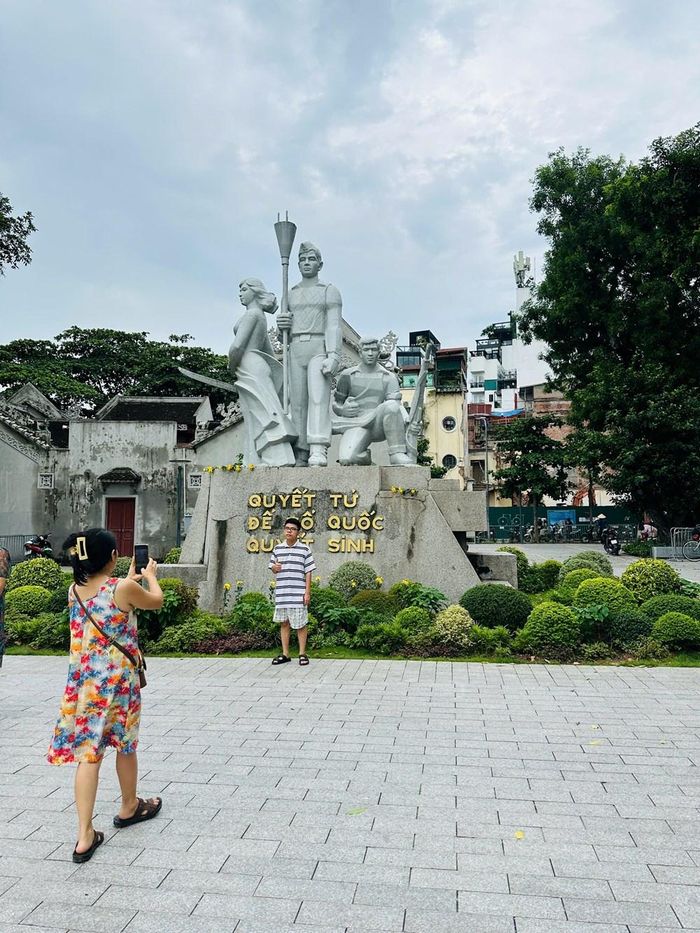 Du khách check-in bên Tượng đài