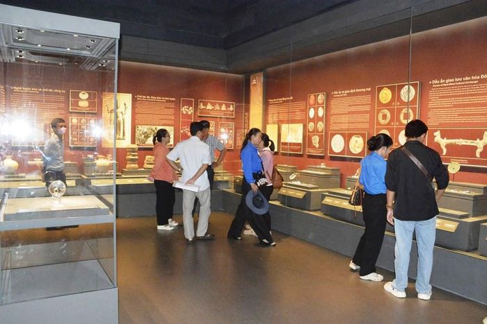Du khách tham quan những hiện vật tại Nhà trưng bày Văn hóa Óc Eo - Ba Thê