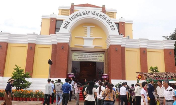 Đoàn chuyên gia Hội đồng Di tích và Di chỉ Quốc tế (ICOMOS) khảo sát tại Nhà trưng bày Văn hóa Óc Eo - Ba Thê
