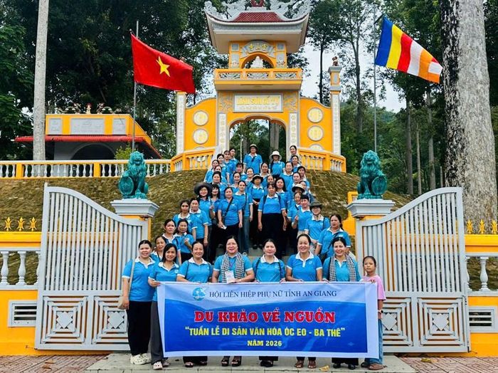 Đông đảo người dân địa phương, du khách tham quan, tìm hiểu về văn hóa Óc Eo - Ba Thê