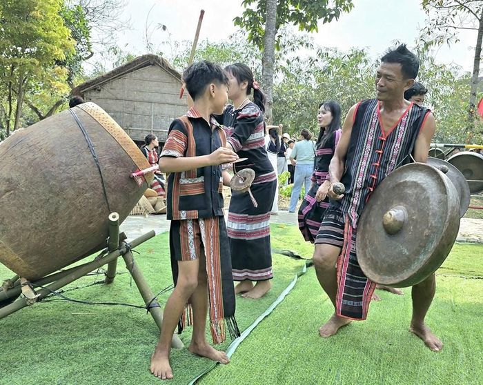 Chương trình dân ca dân vũ của đồng bào Tây Nguyên luôn rộn ràng trong tiếng cồng chiêng