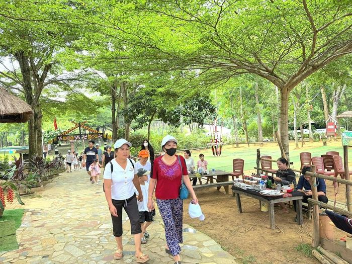 Những hoạt động sôi nổi sẽ đem đến trải nghiệm thú vị cho du khách khi đến Làng