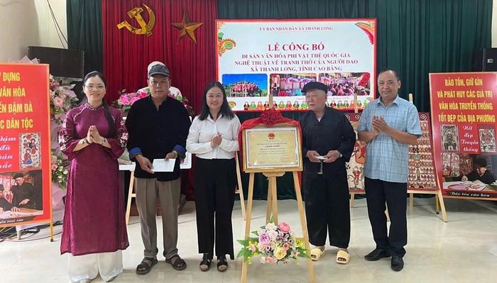 Đại diện chính quyền và cộng đồng người Dao xã Thanh Long đón nhận Bằng chứng nhận Di sản văn hóa phi vật thể quốc gia Nghệ thuật vẽ tranh thờ của người Dao. Ảnh: Bảo tàng tỉnh Cao Bằng