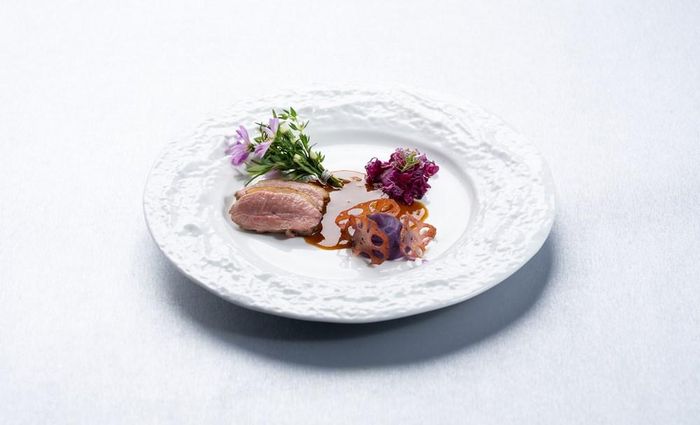 Bó hoa trên đĩa thức ăn của chef Thế Sơn