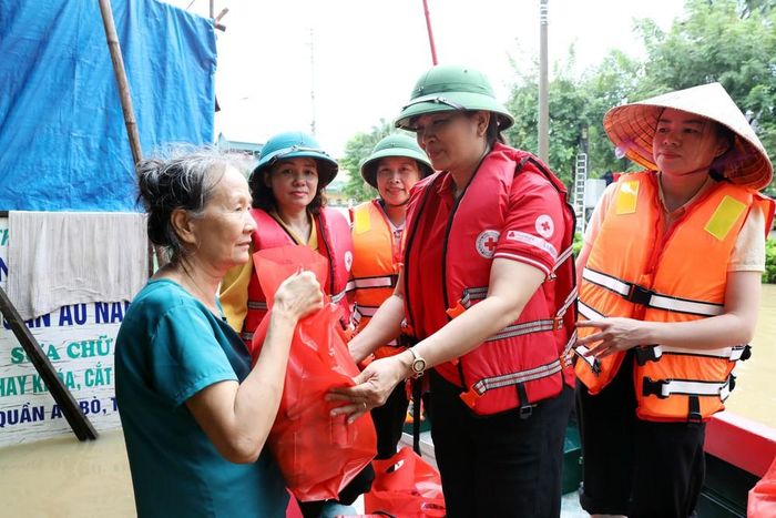 Hội Chữ thập đỏ tỉnh Lạng Sơn cứu trợ khẩn cấp cho người dân vùng lũ xã Thất Khê, tỉnh Lạng Sơn