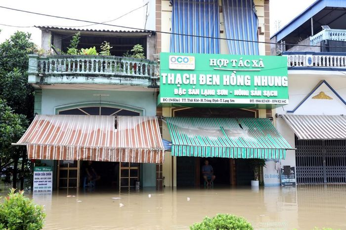 Hơn 1.200 nhà dân xã Thất Khê, tỉnh Lạng Sơn bị ngập do ảnh hưởng của mưa bão số 4