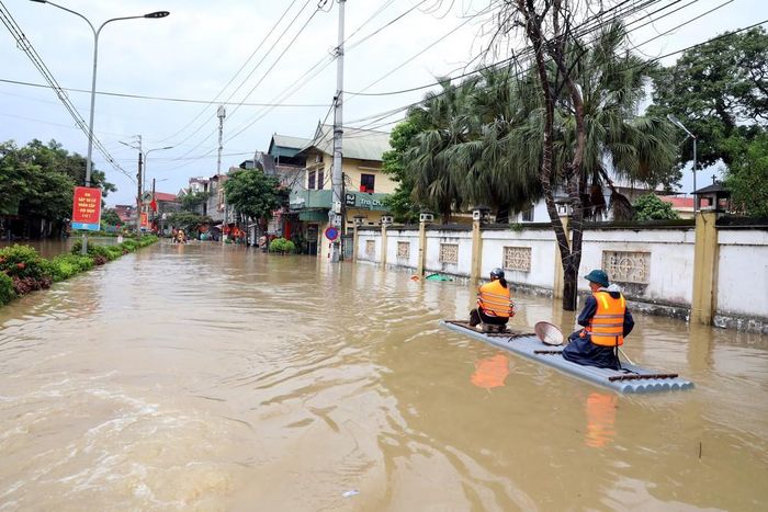 Người dân xã Thất Khê, tỉnh Lạng Sơn di chuyển bằng bè trên Quốc lộ 4A