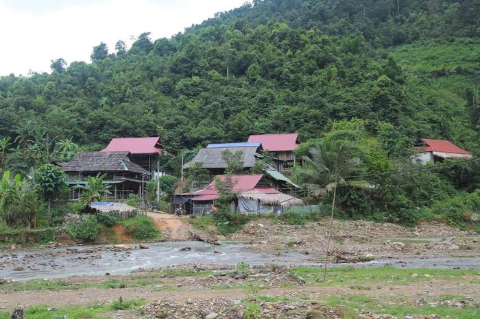 Nước lũ suối Nậm Ngân cuối trôi mất cầu tạm chia cắt bản Na Ngân (xã Nga Mym Nghệ An) thành 2 hai cụm dân. Ảnh: Xuân Tiến - TTXVN