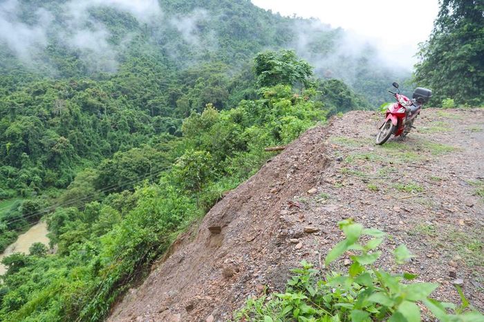 Trên tuyến đường Xốp Kho - Na Ngân xuất hiện nhiều điểm sạt lở vách ta-luy âm xuống suối Nậm Ngân. Ảnh: Xuân Tiến - TTXVN