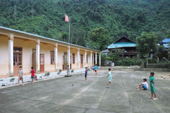 Trẻ em trong bản Na Ngân (xã Nga My Nghệ An) vui chơi tại điểm trường khối bản Na Ngân, Trường PTTH Bán trú Tiểu học Nga My (Nghệ An) khi chiều về. Ảnh: Xuân Tiến - TTXVN
