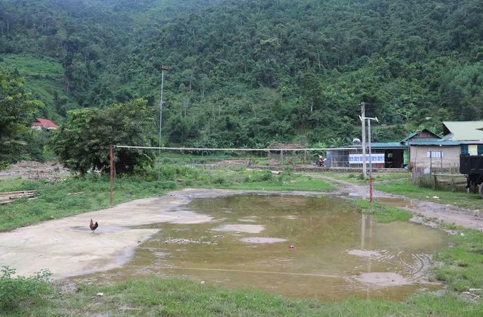 Sân thể thao giữa trung tâm bản Na Ngân (xã Nga My, Nghệ An) không được sử dụng từ nhiều ngày qua do mưa lớn. Ảnh: Xuân Tiến - TTXVN