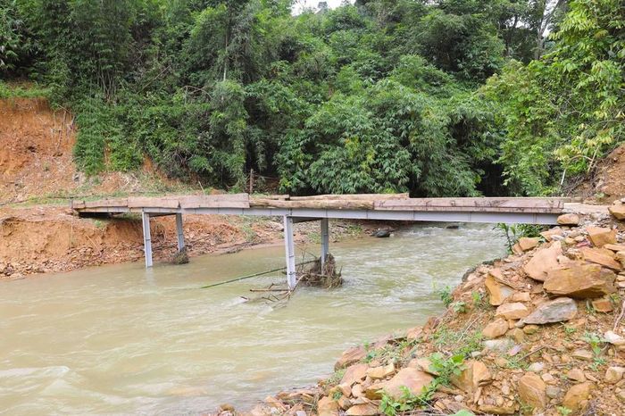Cầu tạm tại khe Hưng bắc qua suối Nậm Ngân trên con đường Xốp Kho - Na Ngân có nguy bị lũ dữ xói mòn một bên mố cầu. Ảnh: Xuân Tiến - TTXVN