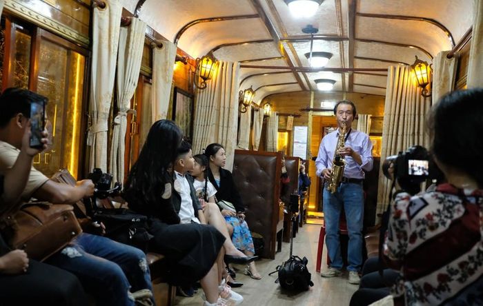 Âm nhạc cũng trở thành món ăn tinh thần quen thuộc trên chuyến tàu du lịch cổ khám phá đêm Đà Lạt trong suốt 2 năm qua. Ảnh: Nguyễn Dũng – TTXVN