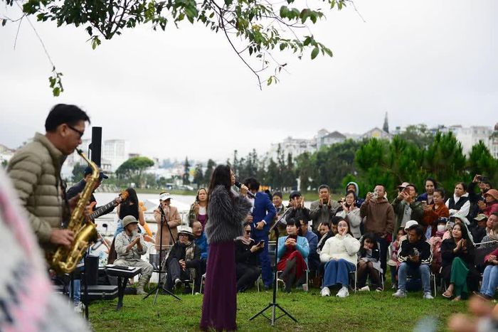 Âm nhạc khi kết hợp với không gian bảng lãng khói sương của phố núi đã tạo thành ấn tượng khó quên đối với du khách khi đến với miền đất lạnh. Ảnh: Nguyễn Dũng – TTXVN