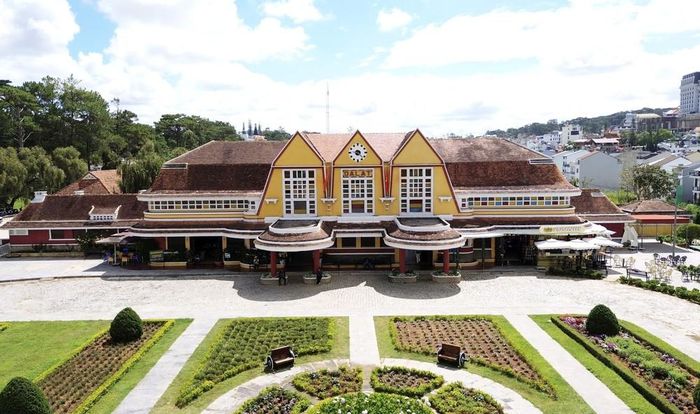 Ga Đà Lạt được khởi công xây dựng năm 1932, hoàn thành năm 1938, là ga đầu mối của tuyến đường sắt Phan Rang – Đà Lạt dài khoảng 84km. Ảnh: Nguyễn Huy Thành – TTXVN
