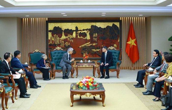 Thủ tướng Lê Minh Hưng tiếp Giáo sư Trần Thanh Vân và Giáo sư Lê Kim Ngọc. Ảnh: Dương Giang – TTXVN