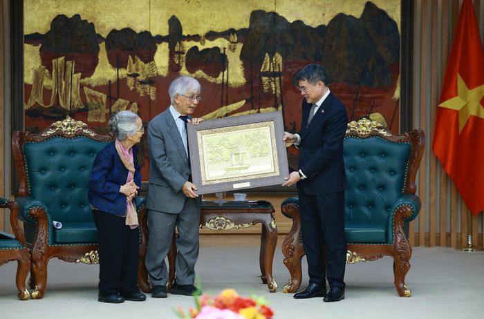Thủ tướng Lê Minh Hưng tặng bức tranh Văn Miếu - Quốc Tử Giám cho Giáo sư Trần Thanh Vân và Giáo sư Lê Kim Ngọc. Ảnh: Dương Giang – TTXVN