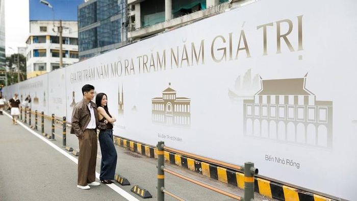 Trong chuỗi hình ảnh, chợ Bến Thành được đưa vào cùng các địa danh nổi tiếng khác của cả nước. Đây là địa điểm nằm ngay đối diện khu đất One Central Saigon và là một hình ảnh quen thuộc với người dân, du khách khi nhắc đến khu vực trung tâm TPHCM